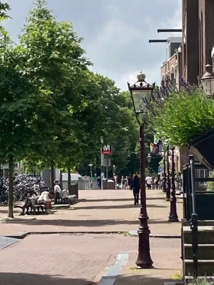 Straat aan de gracht in Amsterdam