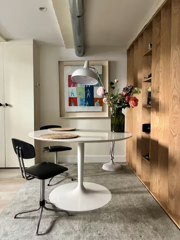 Ronde tafel met kunst aan de muur