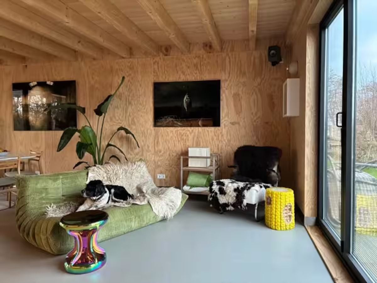 De woonkamer met houten wanden en kunst