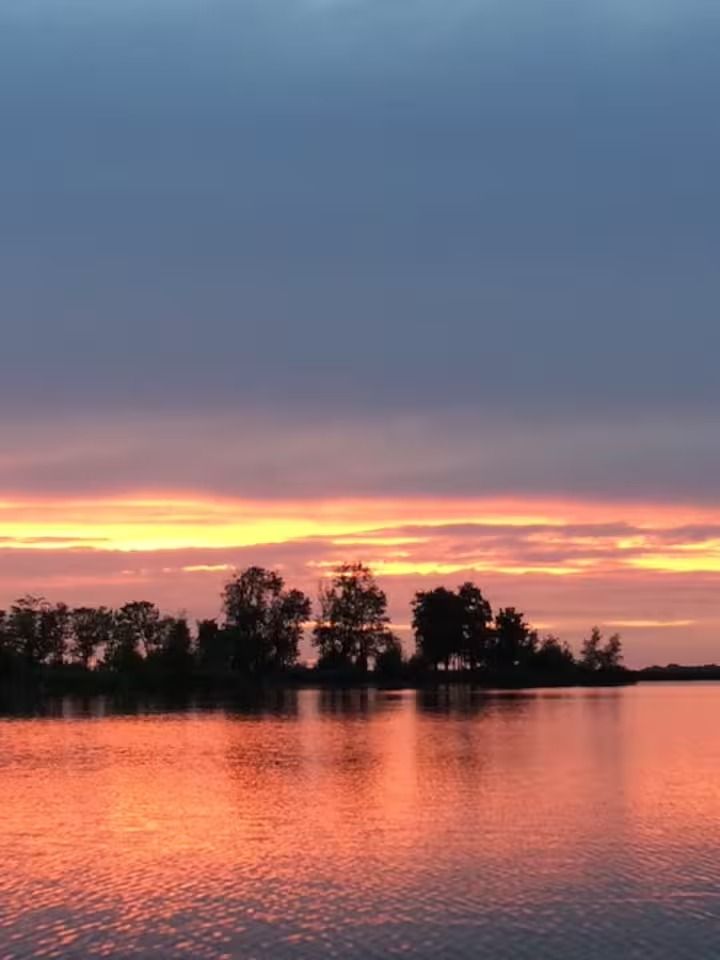 Zonsondergang boven het water bij Jisp